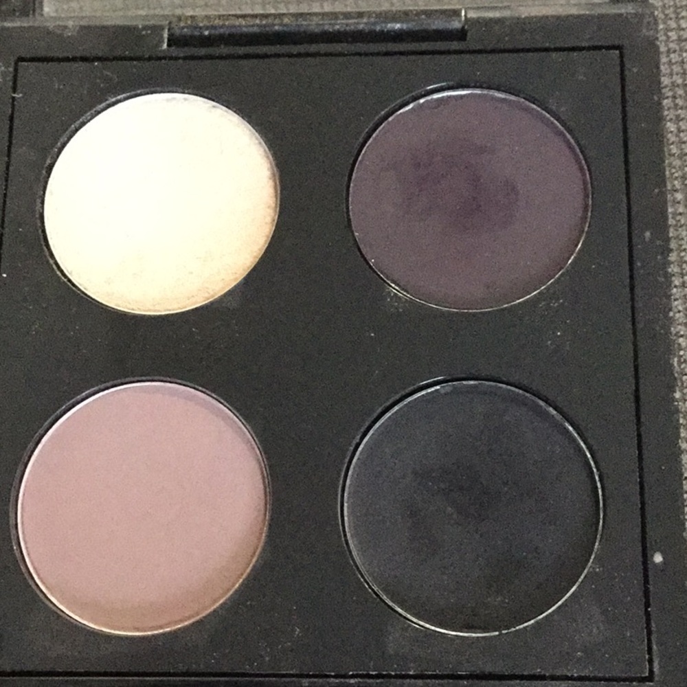 4 MAC eyeshadows in case